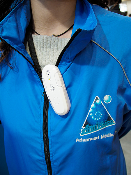 AmiVoice Front WT01を襟元に留めて使用すればハンズフリーでの入力が可能