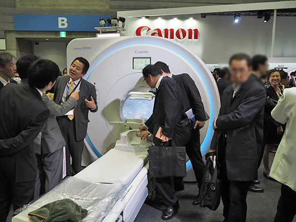 1.5T MRI「Vantage Orian」はMRシアターと併せて展示