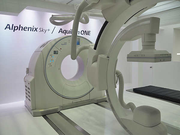 「Alphenix」と「Aquilion ONE」を組み合わせた最新のアンギオCTシステムを展示