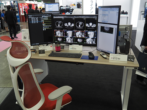 読影に最適な作業環境をトータルに提案するソリューション。デスクは高さ調整が可能。