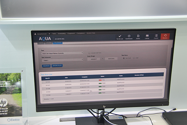 品質管理ソリューション「AQUA」のデモンストレーション画面。複数の装置の稼働状況を一目で確認できる。