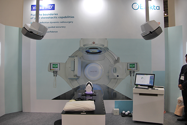 ブースでは高精度放射線治療システム「Versa HD」（イメージ）とCatalystによる治療室の環境を再現