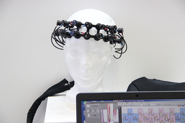 近赤外光イメージング装置「SPEEDNIRS」。頭部に装置を装着するだけで計測できる。