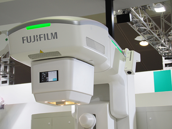 X線管装置部分にはタッチスクリーンディスプレイやステータスイルミネーション，患者確認のための広角カメラを搭載