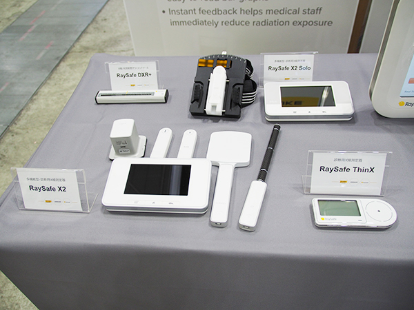 診断用X線測定器「RaySafe X2シリーズ」（左下・右上），「RaySafe ThinX」（右下）と，X線 / 光照射野アライメントツール「RaySafe DXR+」（左上）