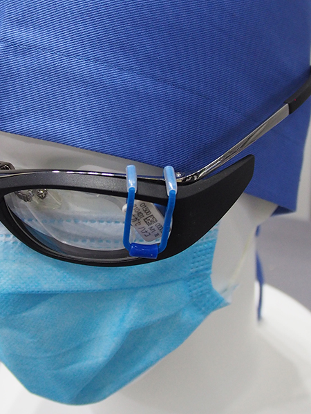 クリップ上のフックを防護メガネに取り付けて使用