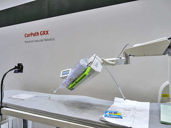 PCI支援ロボット「CorPath GRX」は術者と患者の被ばく低減に寄与
