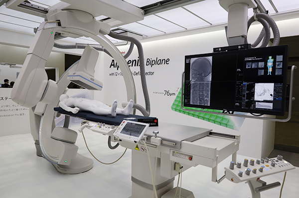 12インチ×16インチサイズのHi-Def Detectorを搭載した血管撮影装置の新製品「Alphenix Biplane」