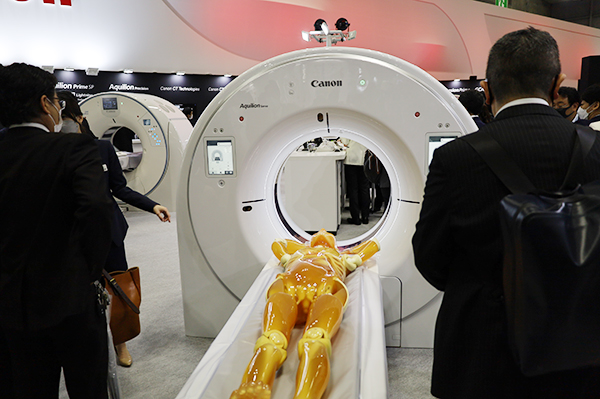 自動化技術を搭載した80列CTの新製品「Aquilion Serve」を展示