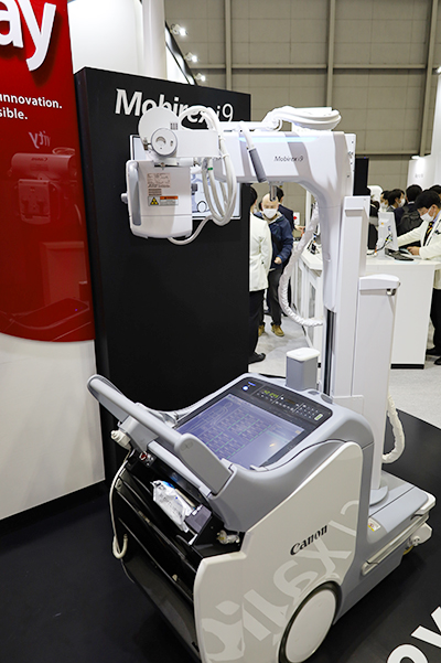 キヤノン製FPD「CXDI」シリーズとの組み合わせの回診用X線撮影装置「Mobirex i9」を展示