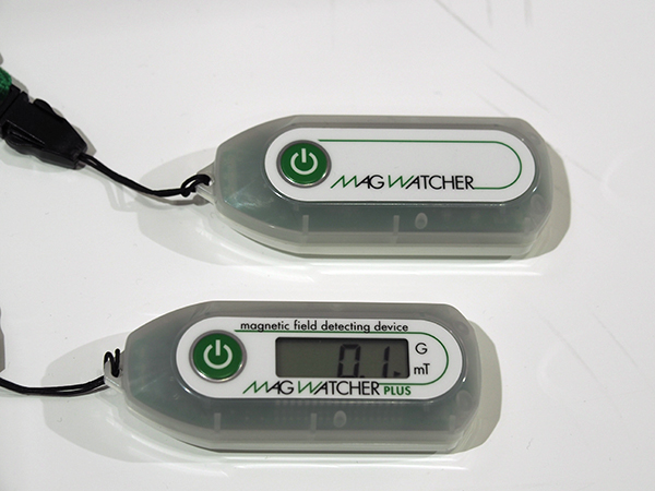 強磁場警報器「MAG WATCHER」（上）と「MAG WATCHER Plus」（下）はスタッフ自身や機器に装着し，吸着事故を防ぐ