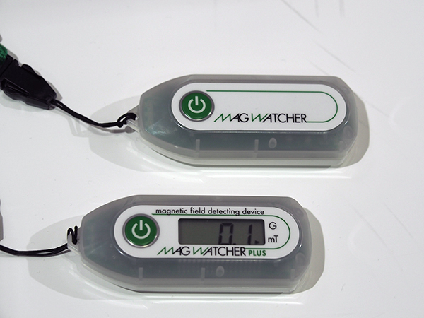 小型強磁場警報器「MAG WATCHER」（上）と「MAG WATCHER Plus」（下）はスタッフ自身や機器に装着し，吸着事故を防ぐ