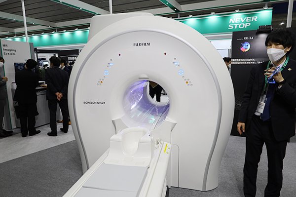 SynergyDriveなどで高画質と効率的な検査を可能にする1.5T MRI「ECHELON Smart Plus」を展示