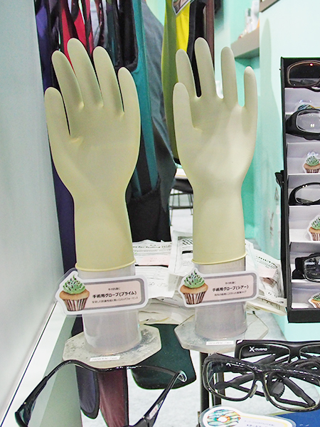 薄く伸張性があり手術で使用できる「UniRay放射線防護用手袋」