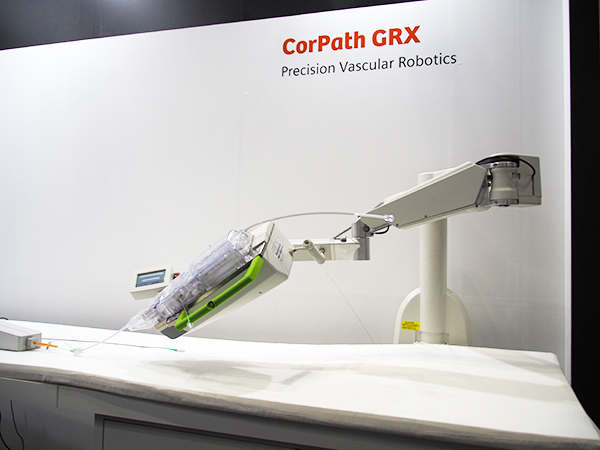 シミュレータとともに展示されたPCI支援ロボット「CorPath GRXシステム」