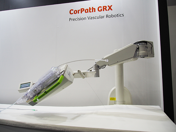 術者の被ばく低減を可能にするPCI支援ロボット「CorPath GRXシステム」