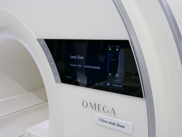 「uMR OMEGA」のガントリ両サイドには視覚的にも美しい操作パネルを配置