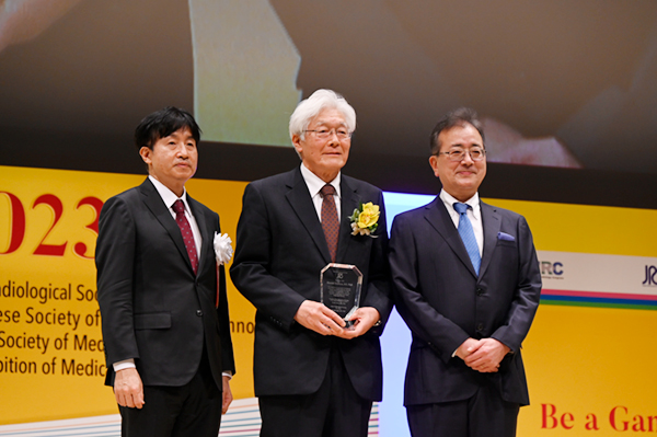 Honorary Member Award Ceremonyでは，JRSから海外の研究者が3名，日本の研究者は角谷真澄氏（写真中央）らが選出