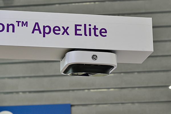 「Revolution Apex Elite」は「Deep Learning カメラユニット」によりポジショニングを自動化