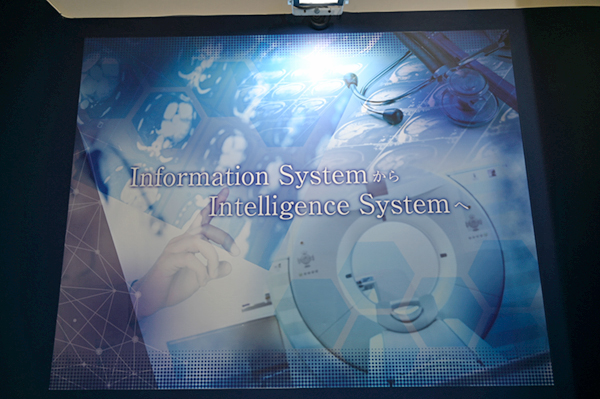「Information SystemからIntelligence Systemへ」をテーマにリニューアルした「iRad-RS」「iRad-RW」「iRad-RT」を紹介