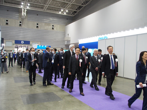 富山JRC代表理事ら開会式参加者が会場を見学