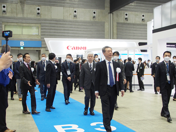 富山JRC代表理事ら開会式参加者が会場を見学