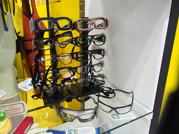 UniRay社と国内の老舗眼鏡メーカーの昭和光学社の防護ゴーグルを展示
