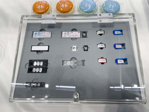 水晶体用線量計「ビジョンバッジ」など長瀬ランダウアの製品群