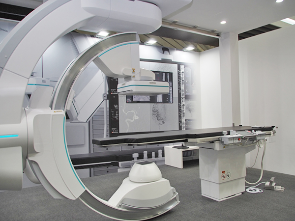 実機がITEM初展示となったシリーズ最上位機種の血管撮影システム「Trinias」