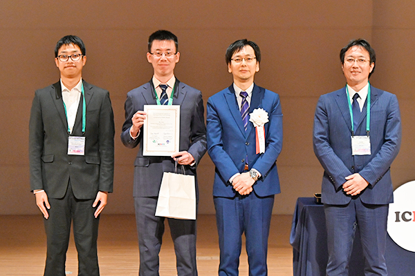 Certificate of Merit Award Jin-Haeng Heo氏（Busan Institute, National Forensic Service），Hidemi Kamezawa氏（Teikyo University），Taiga Yamaya氏（NIRS, QST），Hideaki Tashima氏（NIRS, QST），Jakkrit Prateepkaew氏（Kyoto University），Naoki Ohno氏（Kanazawa University），Bo Zhao氏（Tsinghua University）