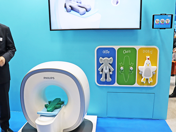 小児患者に快適な検査環境を提供する「Pediatric Coachingソリューション」