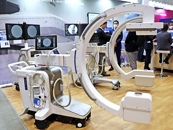 モバイルCアームの「Zenition 30」（手前）と「Zenition 70」（奥）