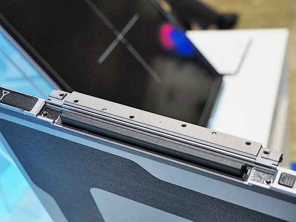 コンパクトな専用バッテリーを搭載