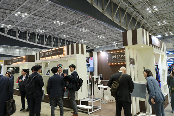 チョコレートショップをイメージしたスイートな雰囲気のJpiジャパンブース