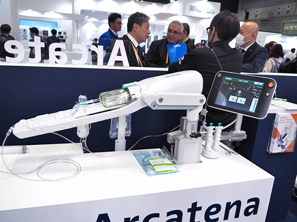 国内唯一のデュアルヘッド（シリンジ）タイプの循環器血管撮影用造影剤注入装置「Arcatena」