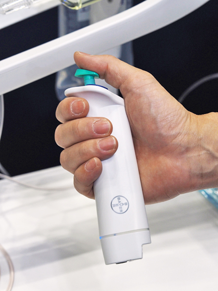 Arcatenaの無線ハンドスイッチ。造影剤注入開始ボタンを押し込む深さに応じて60段階の繊細な速度制御が可能。