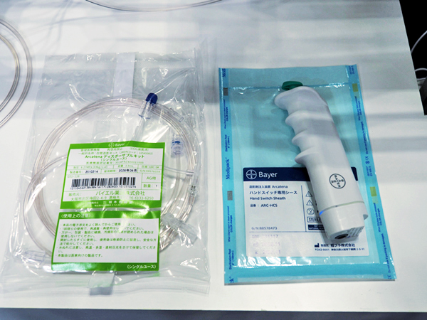 検査ごとに交換するシングルユース（左）とハンドスイッチ専用シース（右）。滅菌ずみの専用シースを取り付けることで繰り返し使用可能とした。