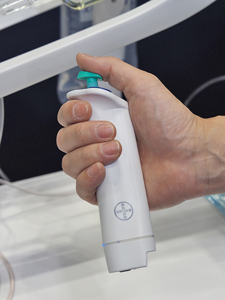 Arcatenaの無線ハンドスイッチ。造影剤注入開始ボタンを押し込む深さに応じて60段階の繊細な速度制御が可能。