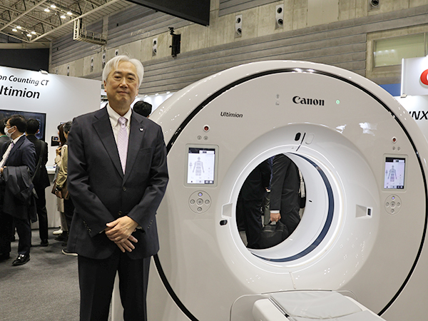 瀧口登志夫 代表取締役会長と「Ultimion」