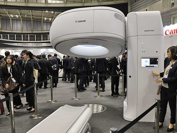 ガントリチルト機構を備えたマルチポジションCT「Aquilion Rise」