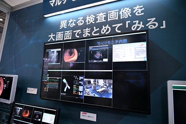 参考展示された55型カラーモニター