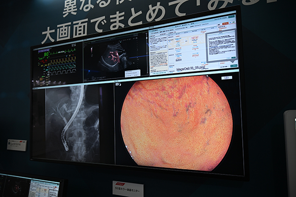 最大8入力に対応し，8分割のレイアウトまで自在に設定できる55型の大型カラー液晶モニターを参考出品