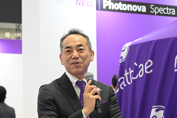 Photonova Spectraのアンベールイベントで笑顔を見せる松岡慎一代表取締役社長兼CEO