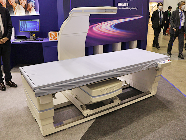 側面撮影とDXA法により精度と再現性を高める骨密度測定装置「Horizon」