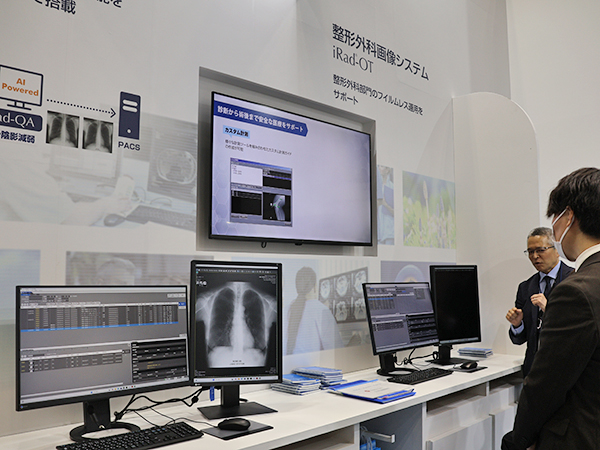 「iRad」シリーズのラインアップを展示し，デモンストレーションで紹介