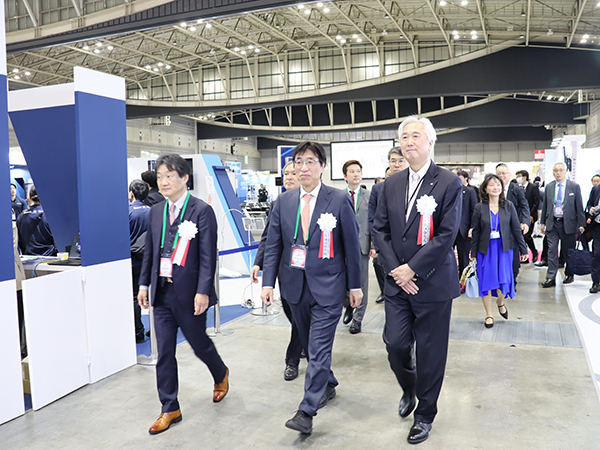 陣崎JRC代表理事，阿部第85回JRS総会会長らを先頭に開会式参加者が会場内を見学
