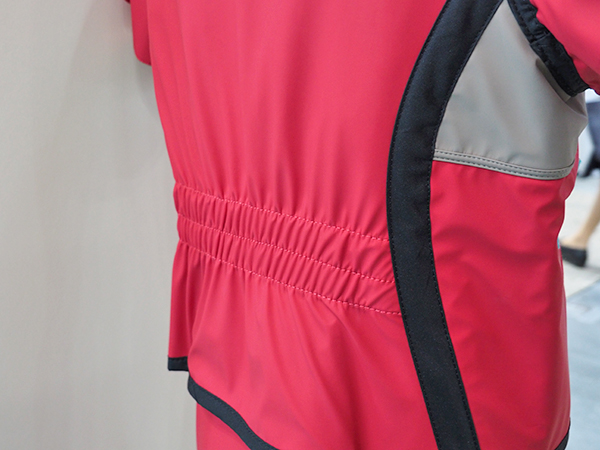 背面にメンブレン加工を施し，腰への重量負担を軽減する。