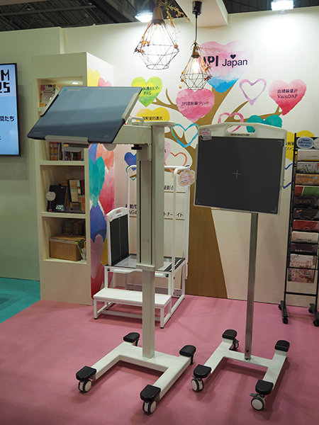 移動型FPD保持台「PAGポジショニングパートナー」（左）と新モデル「PAGポジショニングパートナーライト」（右）