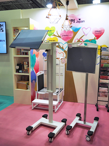 移動型FPD保持台「PAGポジショニングパートナー」（左）と新モデル「PAGポジショニングパートナーライト」（右）