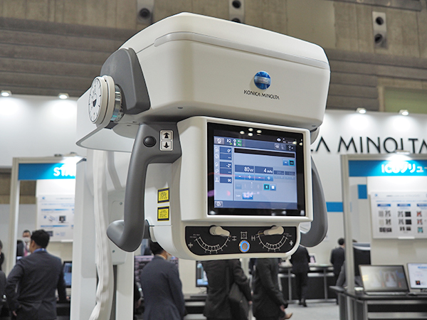 AeroDR TX m01のX線管球部に配置されたセカンドモニタ